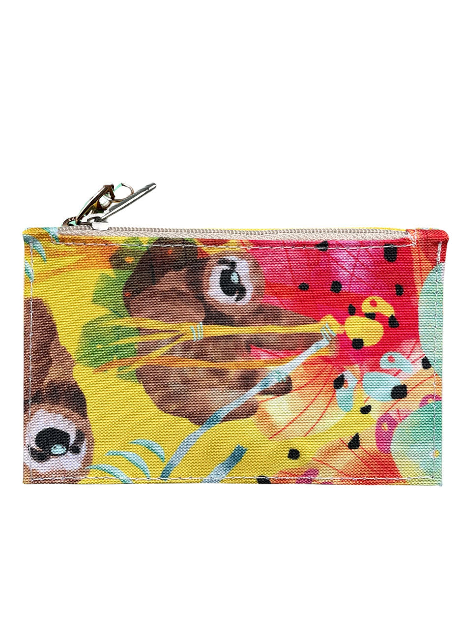 Porta tarjetas ilustrado con osos perezosos colombianos entre flora tropical, biodiversidad — souvenir de Colombia fauna silvestre, souvenir oso perezoso Colombia, cartera pequeña tela reciclada Colombia, portadocumentos monedero Colombia, monedero porta tarjetas colombiano, monedero viaje Colombia souvenir, portadocumentos sostenible fauna colombiana ilustrada,Colombian art purse gift. Ailé