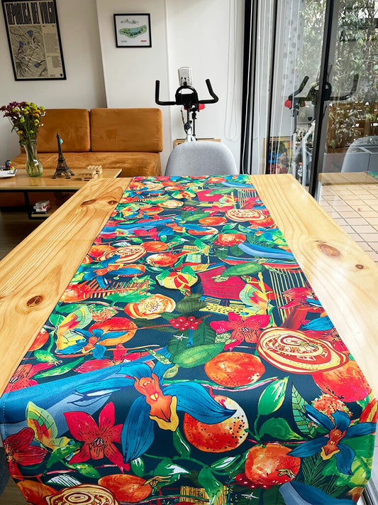 Camino de mesa impermeable ilustrado con acordeón, frutas exóticas, ajiaco, orquídea, torre del reloj cartagena, grano del café, arpa, sombrero vueltiao, ballena jorobada y flora tropical colombiana, Colombian vallenato gift, camino de mesa con diseño colombiano original, regalo corporativo colombiano original, camino de mesa decorativo Colombia, detalle empresarial colombiano ilustrado, camino de mesa souvenir colombiano, camino de mesa regalo colombiano, regalo para extranjeros. Ailé