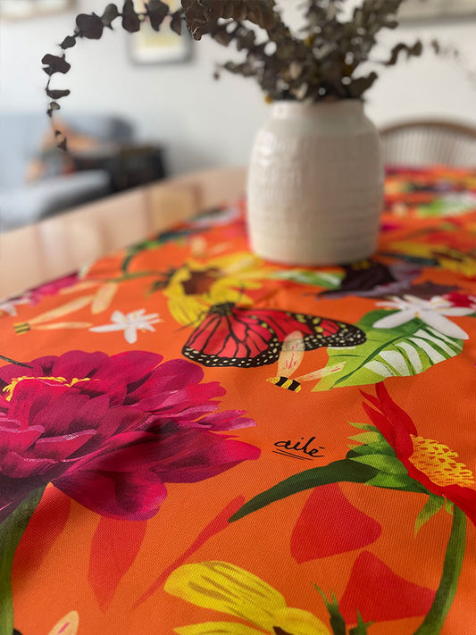 Camino de mesa impermeable con diseño de colibríes, mariposas monarca y abejas de Colombia fauna y biodiversidad, souvenirs de polinizadores, centro de mesa de tela,camino de mesa con diseño colombiano original, regalo corporativo colombiano original, camino de mesa decorativo Colombia, detalle empresarial colombiano ilustrado. Ailé