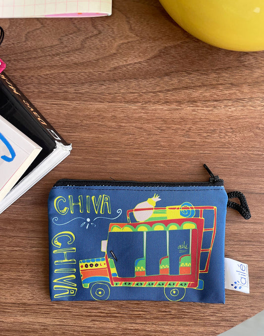 Bolsito Colombia, bus escalera Colombia souvenir, ícono cultural Colombia, regalo típico colombiano chiva, diseño chiva colombiana, escalera bus Colombia souvenir, Colombian chiva bus gift, detalle original Amor y Amistad Colombia, bolso pequeño artesanal Colombia, detalle empresarial sostenible Colombia cartera, carterita con diseño colombiano, regalo navideño ecológico colombiano.Ailé