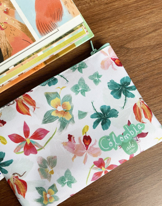 Neceser con diseño de orquídeas de Colombia - Flor emblemática en tonos rosas y verdes — regalo colombiano ilustrado, recuerdo de viaje original, hecho en colombia. Ailé