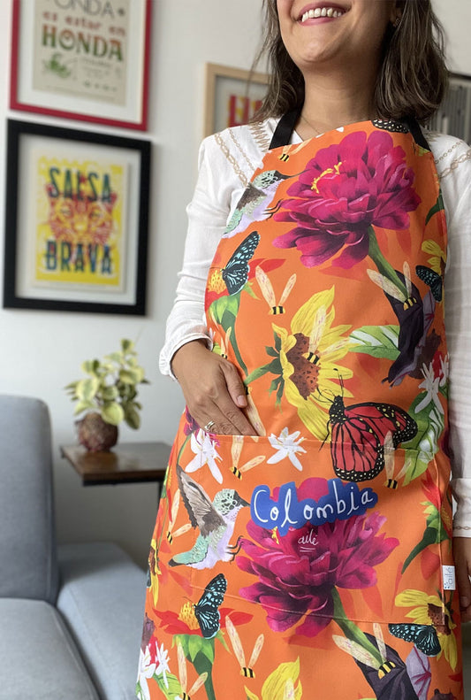 Delantal impermeable con diseño de colibríes, mariposas monarca y abejas de Colombia fauna y biodiversidad, souvenirs de polinizadores, regalo para extranjeros regalo original amantes naturaleza, mandil, regalo cultura colombia, hecho en Colombia, recuerdo de viaje original, delantal ilustrado.. Ailé