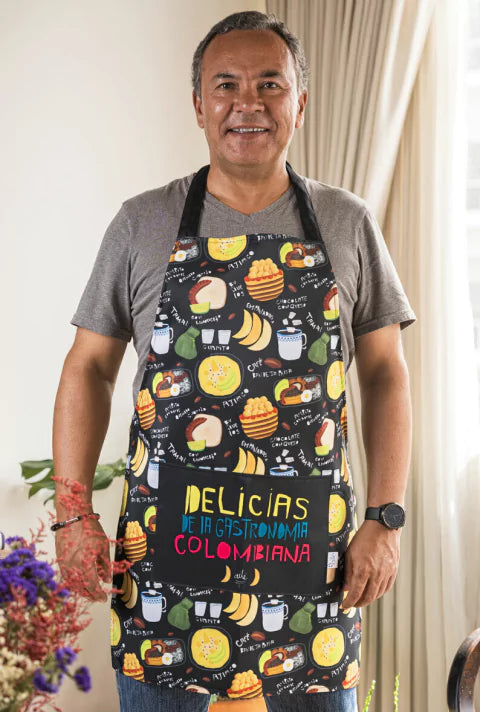 Delantal con diseño de platos típicos colombianos — bandeja paisa, ajiaco, empanadas, chocolate con queso, grano de café, aguacate. "Delicias de la Gastronomía Colombiana" Colombian food gift, Colombian cuisine souvenir, regalo sostenible, mandil, souvenir colombiano, recuerdo de viaje original, regalo para extranjeros, hecho en colombia. Ailé