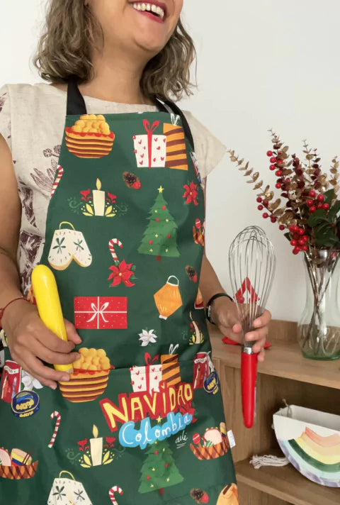 Delantal ilustrado con tradiciones navideñas colombianas – buñuelos y natilla, regalo navideño colombiano, souvenir navidad Colombia, regalo de navidad colombiano original, detalle navideño colombiano, souvenir de temporada, Tradiciones de Navidad en Colombia, regalo típico colombiano, delantal colombiano navideño, accesorio de cocina, regalo par hombre, regalo para mujer, colección Ailé