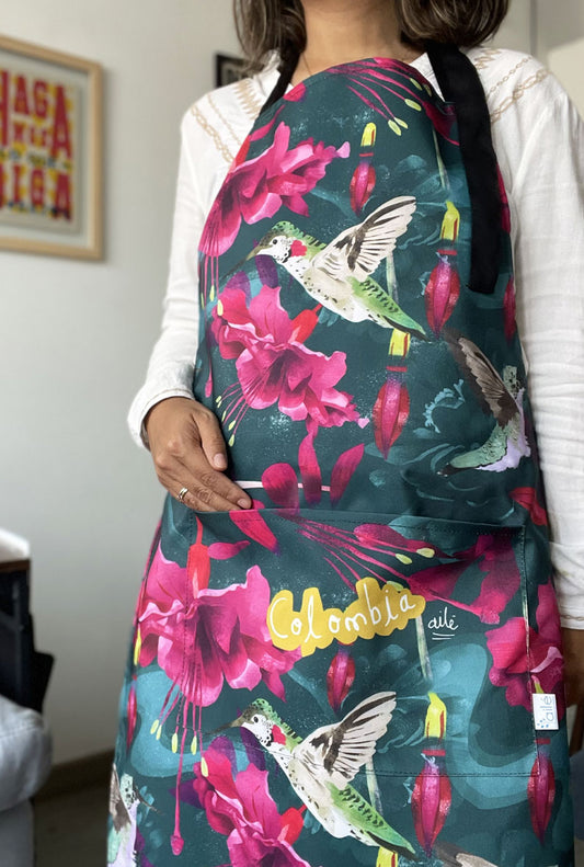 Delantal con ilustración botánica de colibríes de Colombia y flores — regalo original para amantes de la naturaleza, regalo original para los amantes de la cocina, mandil, accesorio de cocina, delantal colombiano, regalo cultural de colombia. Ailé