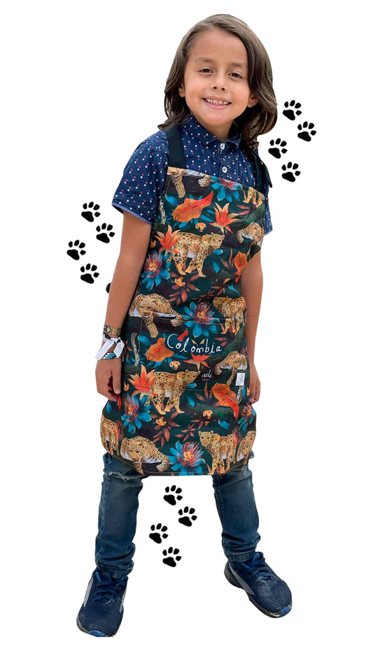 Niño usando delantal infantil, ilustrada con jaguares colombianos en selva tropical — guardián supremo de los bosques y las selvas- souvenir de fauna silvestre Colombia, regalo jaguar colombiano., regalo colombiano fauna silvestre, delantal niño fauna colombiana, delantal infantil biodiversidad Colombia, regalo para niños colombiano original, regalo educativo fauna colombiana niños, regalo infantil ecológico Colombia, Colombian fauna children apron gift, regalo colombiano para hijo.Ailé