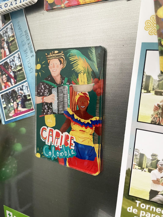 Imán rectangular con ilustración del Caribe colombiano — palenquera, vallenato y comida típica costeña imán típico colombiano, souvenir Colombia fauna, Colombia travel magnet illustrated, imán Colombia regalo original, recuerdo Colombia diseño artístico, imán colombiano ilustrado, comprar imán souvenir colombiano ilustrado, imán regalo original Colombia diseño. Ailé