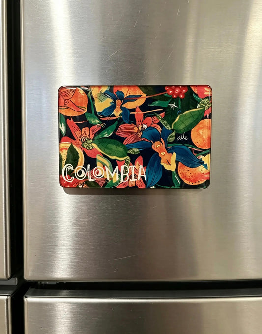 Imán de nevera ilustrado con diseño floral tropical sobre fondo oscuro y texto "Colombia". Diseño original Ailé con orquídeas, hojas y frutos silvestres colombianos, souvenir pequeño y coleccionable, ideal como recuerdo de viaje o regalo económico con identidad colombiana, souvenir imán floral colombiano imán nevera orquídeas Colombia, comprar imán floral Colombia
regalo souvenir imán botánico, diseño floral tropical imán orquídeas colombianas ilustradas imán botánico Colombia. Ailé