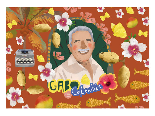 Set de individuales,ilustrado fondo terracota/rojo oscuro con retrato de Gabriel García Márquez sonriente — rodeado de mariposas amarillas, peces dorados, flores tropicales rosas y blancas, mangos. Máquina de escribir ilustrada en la parte inferior. Gabo Colombia,regalo colombiano para el hogar, individual ecológico colombiano, detalle colombiano para la mesa, individuales de mesa colombianos, individual tela reciclada Colombia.aile