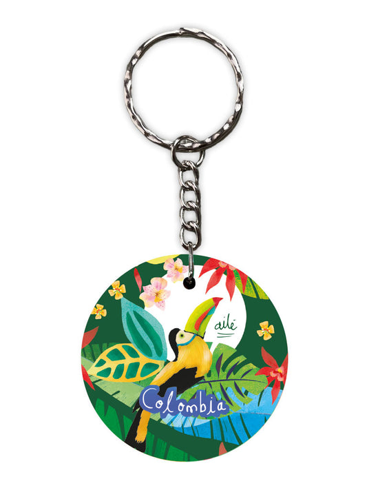 Llavero souvenir con ilustración de tucanes de Colombia entre flores y hojas tropicales — regalo original amantes naturaleza, souvenir fauna colombiana, regalo naturaleza Colombia llavero de madera Colombia, detalle empresarial llavero colombiano, llavero Colombia regalo viajero madera original, Colombian wooden keychain souvenir, llavero souvenir Colombia, regalo original llavero Colombia madera. Ailé