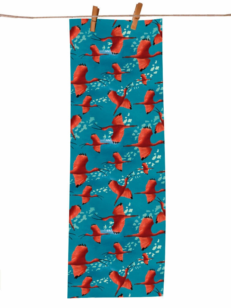 regalo Pañoleta colombiana original ilustrado con corocoras colombianas en vuelo sobre fondo azul — regalo colombiano aves de los Llanos, pañoleta larga ilustrada Colombia, detalle empresarial pañoleta Colombia, Colombian illustrated scarf, pañoletas de moda con ilustraciones, pañoleta cuello colombian, pañoleta bolso accesorio Colombia, Colombia design scarf accessory, regalo corporativo pañoleta colombiana, pañoleta cuello fauna colombiana, souvenir Colombia accesorio viaje pañoleta. Ailé