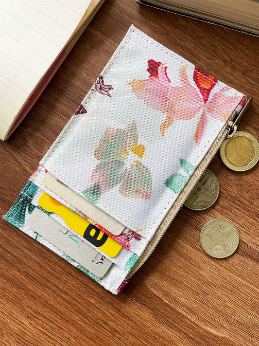 Portadocumentos impermeable con diseño de orquídeas de Colombia - Flor emblemática en tonos rosas y verdes, billetera ecológica colombiana, souvenir Colombia viaje cartera pequeña, regalo corporativo monedero colombiano ecológico, detalle empresarial sostenible Colombia cartera. Ailé