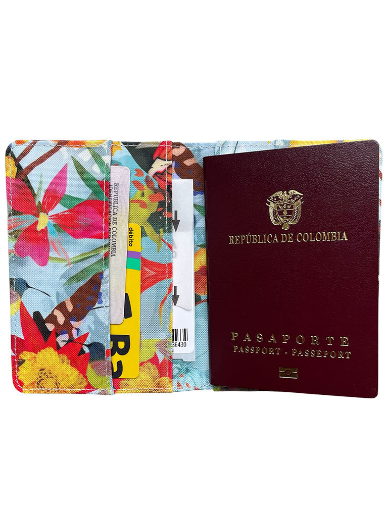 Porta pasaporte tela reciclada impermeable con diseño del campesino colombiano con sombrero y ruana, naturaleza, fauna, biodiversidad colombiana con sombrero entre flora tropical exuberante — flores rojas, amarillas y azules, diseño cubierta pasaporte Colombia ecológica, regalo Amor y Amistad viajero Colombia, portapasaporte regalo corporativo Colombia, Colombian art passport holde, detalle empresarial viaje Colombia ecológico, regalo despedida Colombia portapasaporte, portapasaporte regalo viajero. Ailé