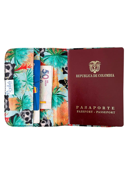 Porta pasaporte tela reciclada impermeable diseño oso andino, habita en los páramos, bromelias y frailejones, flora de páramo cubierta pasaporte Colombia ecológica, regalo Amor y Amistad viajero Colombia, portapasaporte regalo corporativo Colombia, Colombian art passport holde, detalle empresarial viaje Colombia ecológico, regalo despedida Colombia portapasaporte, portapasaporte regalo viajero Colombia, portapasaporte sostenible fauna colombiana ilustrada, comprar portapasaporte colombiano ecológico. Ailé