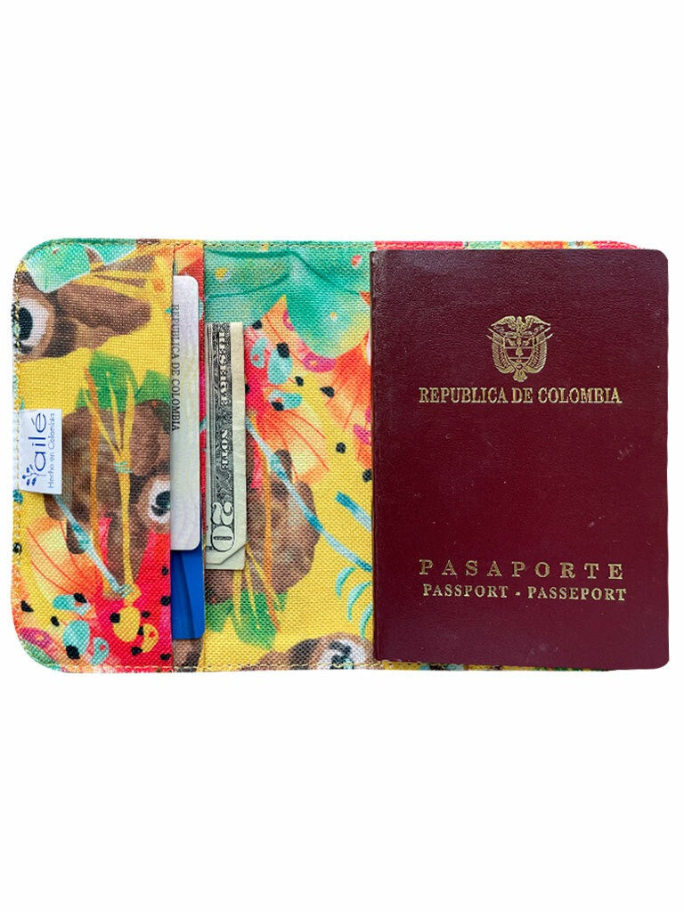 Porta pasaporte tela reciclada impermeable con diseño de osos perezosos entre flores tropicales y selva tropical colombiana, souvenir fauna tropical, perezoso colombiano, oso perezoso Colombia tropical, sloth Colombia souvenir, perezoso regalo Colombia, souvenir fauna colombiana perezoso cubierta pasaporte Colombia ecológica, regalo Amor y Amistad viajero Colombia, portapasaporte regalo corporativo Colombia, Colombian art passport holde, detalle empresarial viaje Colombia ecológico, regalo despedida. Ailé
