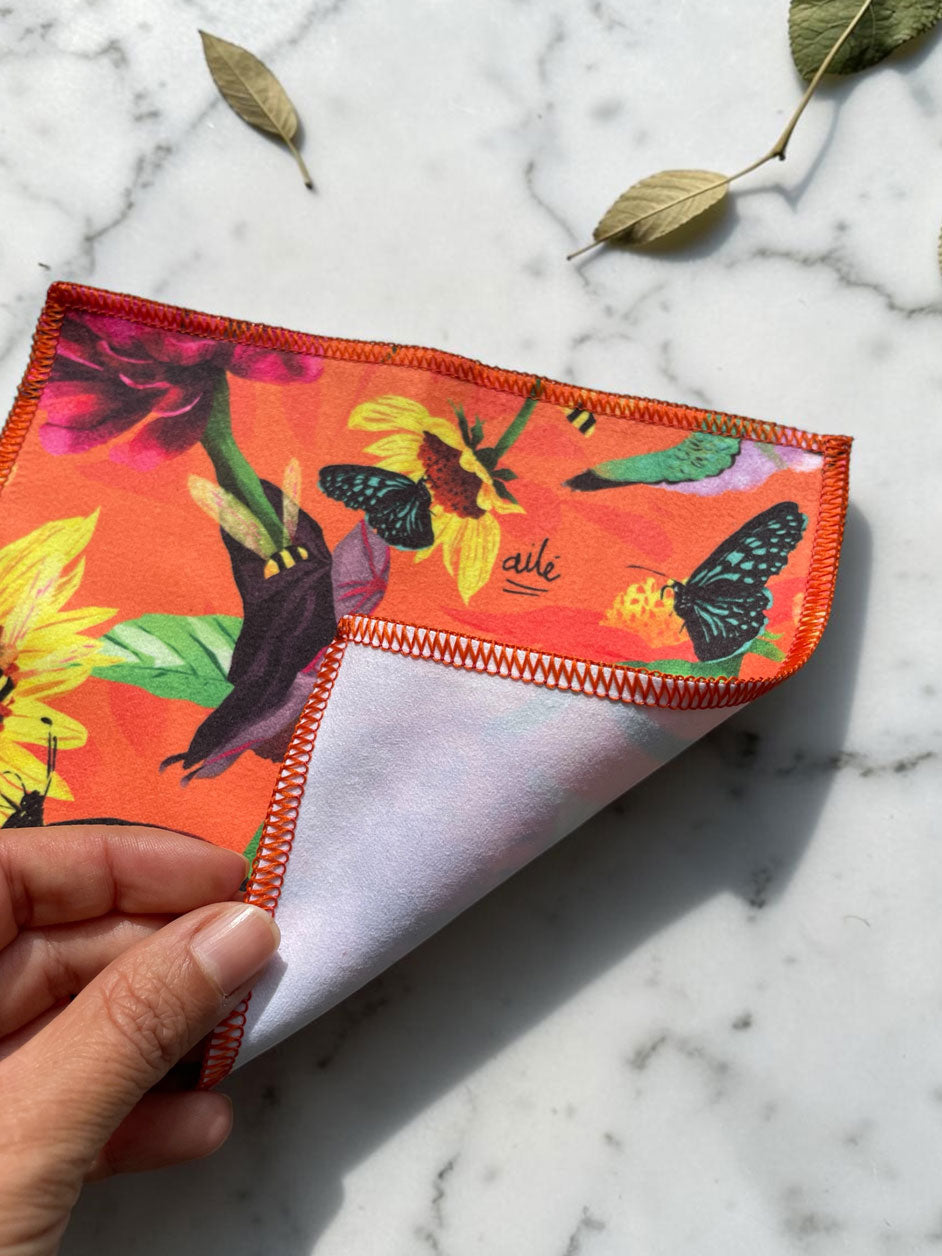 Paño de microfibra para gafas con diseño de colibríes, mariposas monarca y abejas de Colombia fauna y biodiversidad, souvenirs de polinizadores, regalo empresarial colombiano pequeño, paño microfibra fauna colombiana, detalle corporativo Colombia original, regalo cumpleaños colombiano pequeño, souvenir Colombia turista accesorio, regalo económico colombiano original, regalo para viajeros paño Colombia, paño de microfibra facial, souvenir toallita Colombia, regalo limpiagafas colombiano original. Ailé