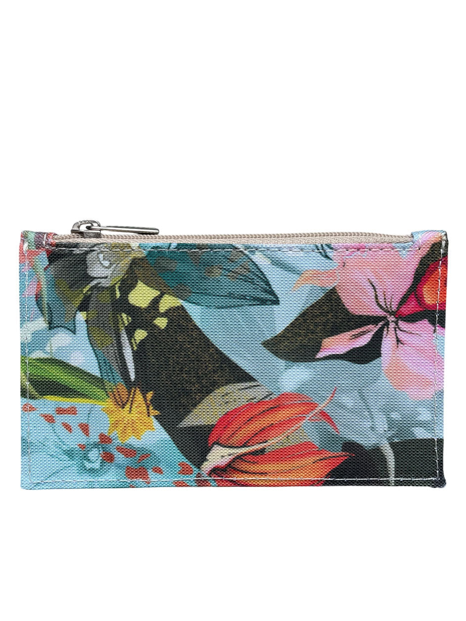 Porta tarjetas  inspirado en la magia y diversidad cultural de Colombia, flores tropicales colombianas, souvenir y regalo cultural colombiano, personaje típico colombiano, regalo turismo Colombia, diversidad cultural colombiana, Colombia única ilustrada, magical Colombia gift, Colombia magic souvenir, flores y cultura Colombiana Ilustrada, portadocumentos con diseño colombiano, cartera pequeña tela reciclada Colombia, portadocumentos monedero Colombia, monedero portatarjetas colombiano, monedero viaje. Ailé