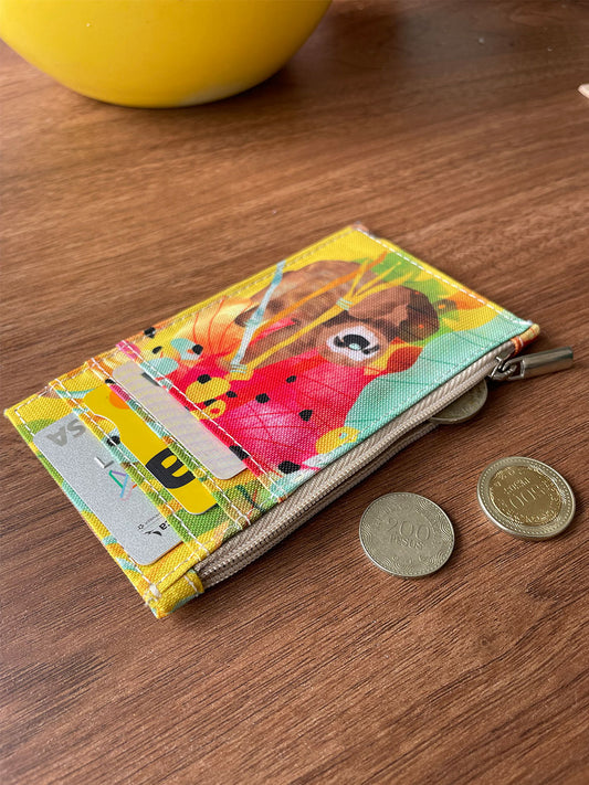 Portadocumentos impermeable con diseño de osos perezosos entre flores tropicales y selva tropical colombiana, souvenir de fauna tropical, perezoso colombiano, oso perezoso Colombia tropical, sloth Colombia souvenir, perezoso regalo Colombia, souvenir fauna colombiana perezoso, billetera ecológica colombiana, souvenir Colombia viaje cartera pequeña, regalo corporativo monedero colombiano ecológico, detalle empresarial sostenible Colombia cartera, portadocumentos con diseño colombiano. Ailé