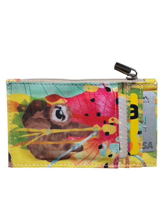 Monedero ecológico con ilustraciones de perezosos de Colombia y flores tropicales — regalo colombiano para amantes de la naturaleza, regalo perezoso colombiano, regalo con perezoso, Colombian sloth. souvenir Colombia accesorio cartera, regalo Día de la Madre monedero Colombia, portadocumentos regalo colombiano, portadocumentos colombiano ilustrado,  monedero regalo Amor y Amistad colombiano, monedero ilustrado Colombia, regalo navideño ecológico monedero Colombia, Colombian illustrated wallet pouch. Ailé