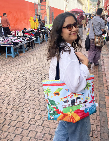 souvenir Bogotá Colombia, tote bag La Candelaria, recuerdo de Bogotá, comprar souvenirs en Bogotá, tote bag Colombia, bolso "Colombia" ilustrado, bolsa con letras Colombia, accesorio souvenir Colombia, Colombia souvenir bag, gift from Bogotá Colombia, authentic Colombian tote bag, Bogotá street style souvenir, tote bags ilustradas paisajes colombianos, colección souvenirs café y Colombia, Ailé.