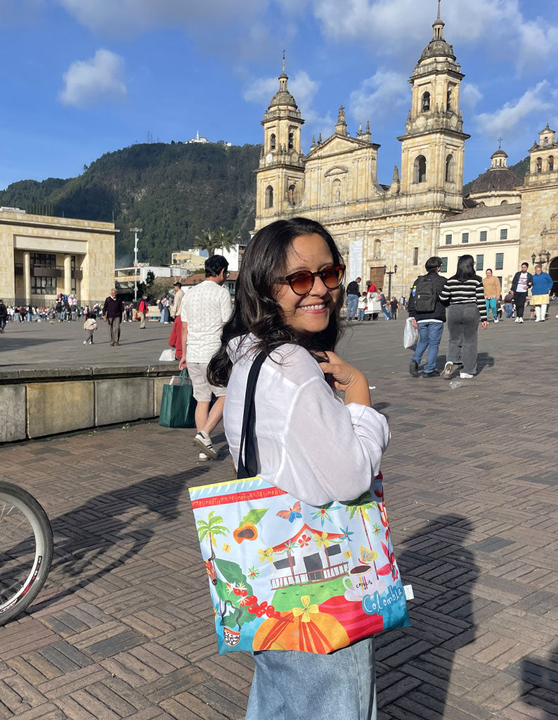 Tote bag ilustrada Colombia de cerca frente a la Catedral Primada de Bogotá, tote bag detalle ilustración colombiana,
bolso colibrí y flores Colombia, 
diseño casa cafetera bolso, Catedral Primada Bogotá souvenir, souvenir colombiano de calidad, regalo con identidad colombiana, Ailé