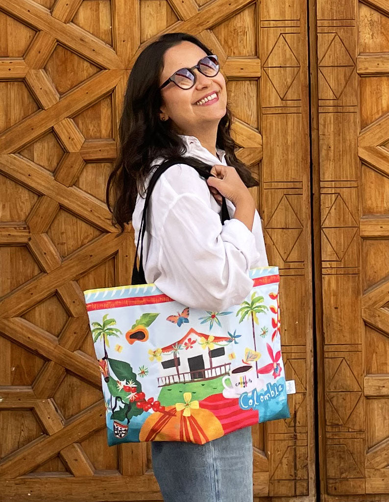 tote bag Colombia, bolso ilustrado Colombia, souvenirs de Colombia, regalos colombianos, tote bag paisaje cafetero, bolso tela ilustración paisaje colombiano, souvenir cultural colombiano para regalo, tote bag diseño exclusivo colombiano, bolso artesanal inspirado en el café colombiano, regalo típico colombiano para extranjeros, accesorios con arte colombiano, gift from Colombia, Colombian coffee landscape bag, lustración biodiversidad colombiana, arte colombiano en accesorios, diseño Ailé Colombia, Ailé.