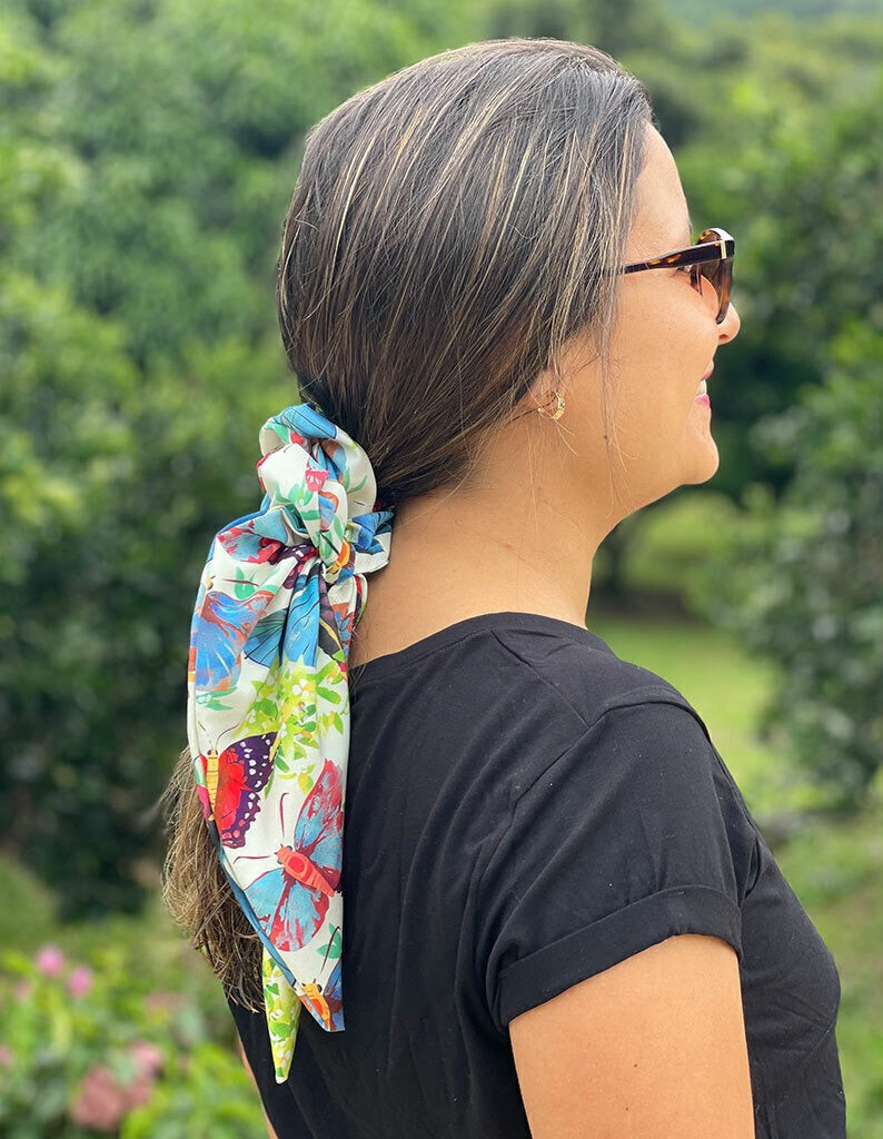Scrunchie con lazo ilustrado ilustrado con mariposas colombianas en azul y rojo, souvenir de biodiversidad, diseño original Ailé Colombia, estampado mariposas Colombia, diseño mariposas tropicales bamba regalo mujer Colombia, bamba cabello con diseño colombiano, bamba muñeca Colombia, bamba pelo fauna colombiana, scrunchie ilustrado Colombia. Ailé