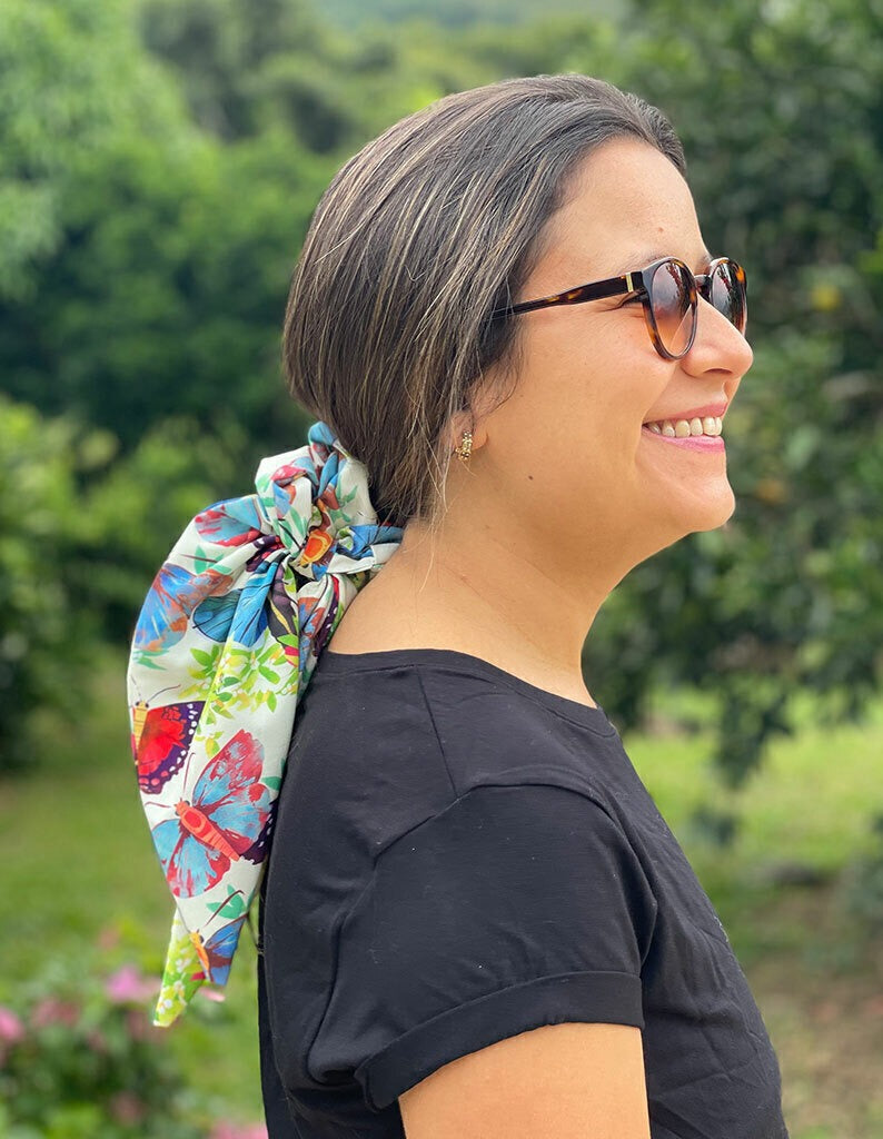 Scrunchie con lazo ilustrado diseño mariposa monarca colombiana ilustrada — Colombia país de mayor diversidad de mariposas, souvenir colombiano, regalo para extranjeros, regalo mariposas colombianas, mariposas de Colombia, mariposa monarca colombiana, egalo Día de la Madre bamba Colombia, scrunchie regalo Amor y Amistad Colombia, souvenir Colombia bamba turista, regalo original mujer bamba Colombia. Ailé