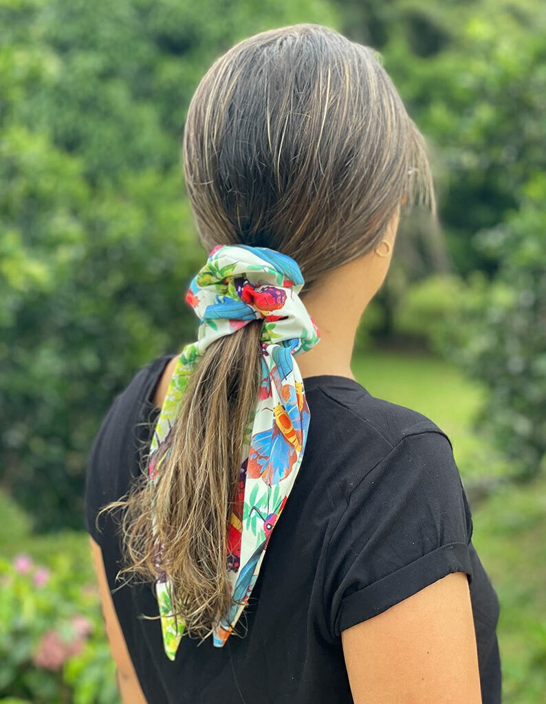 Accesorio para cabello ilustrado mariposas de Colombia entre ramas tropicales y biodiversidad — regalo colombiano fauna silvestre, souvenir mariposas Colombia, regalo sostenible, recuerdo de viaje original, souvenir mariposas Colombia, regalo mariposas tropicales, bamba regalo navidad colombiana, detalle empresarial bamba Colombia, regalo corporativo scrunchie colombiano, souvenir Colombia accesorio viaje bamba, regalo niña colombiana bamba lazo, regalo accesorio cabello Colombia. Ailé