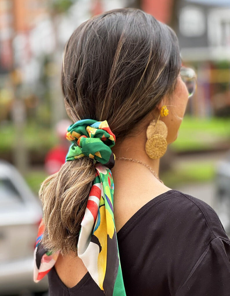 Scrunchie con lazo ilustrado  ilustrado con tucanes colombianos en selva tropical, flores tropicales y biodiversidad  — regalo colombiano fauna silvestre, tucán colombiano, fauna tropical Colombia, aves de Colombia ilustradas, regalo Día de la Madre bamba Colombia, scrunchie regalo Amor y Amistad Colombia, souvenir Colombia bamba turista, regalo original mujer bamba Colombia, bamba regalo navidad colombiana, detalle empresarial bamba Colombia, regalo corporativo scrunchie colombiano. Ailé