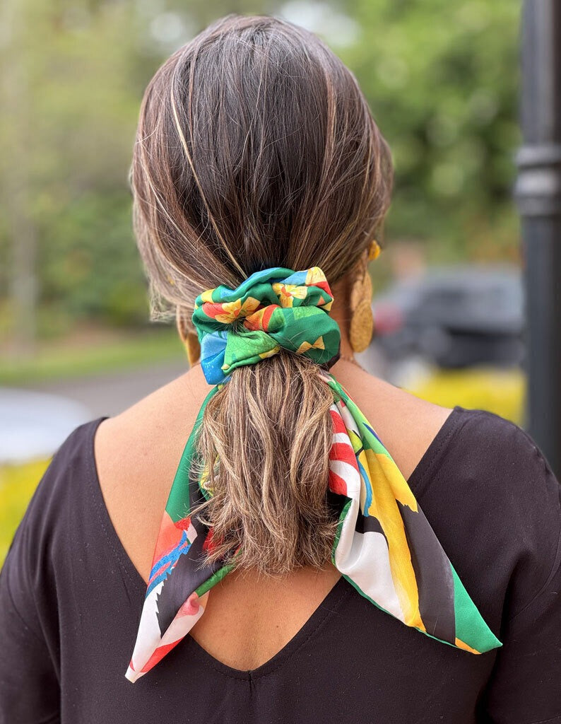 Scrunchie con lazo ilustrado con ilustración de tucanes de Colombia entre flores y hojas tropicales — regalo original amantes naturaleza, souvenir fauna colombiana, regalo naturaleza Colombia souvenir Colombia accesorio viaje bamba, regalo niña colombiana bamba lazo, regalo accesorio cabello Colombia, bamba regalo mujer Colombia, bamba cabello con diseño colombiano, bamba muñeca Colombia, bamba pelo fauna colombiana, scrunchie ilustrado Colombia. Ailé