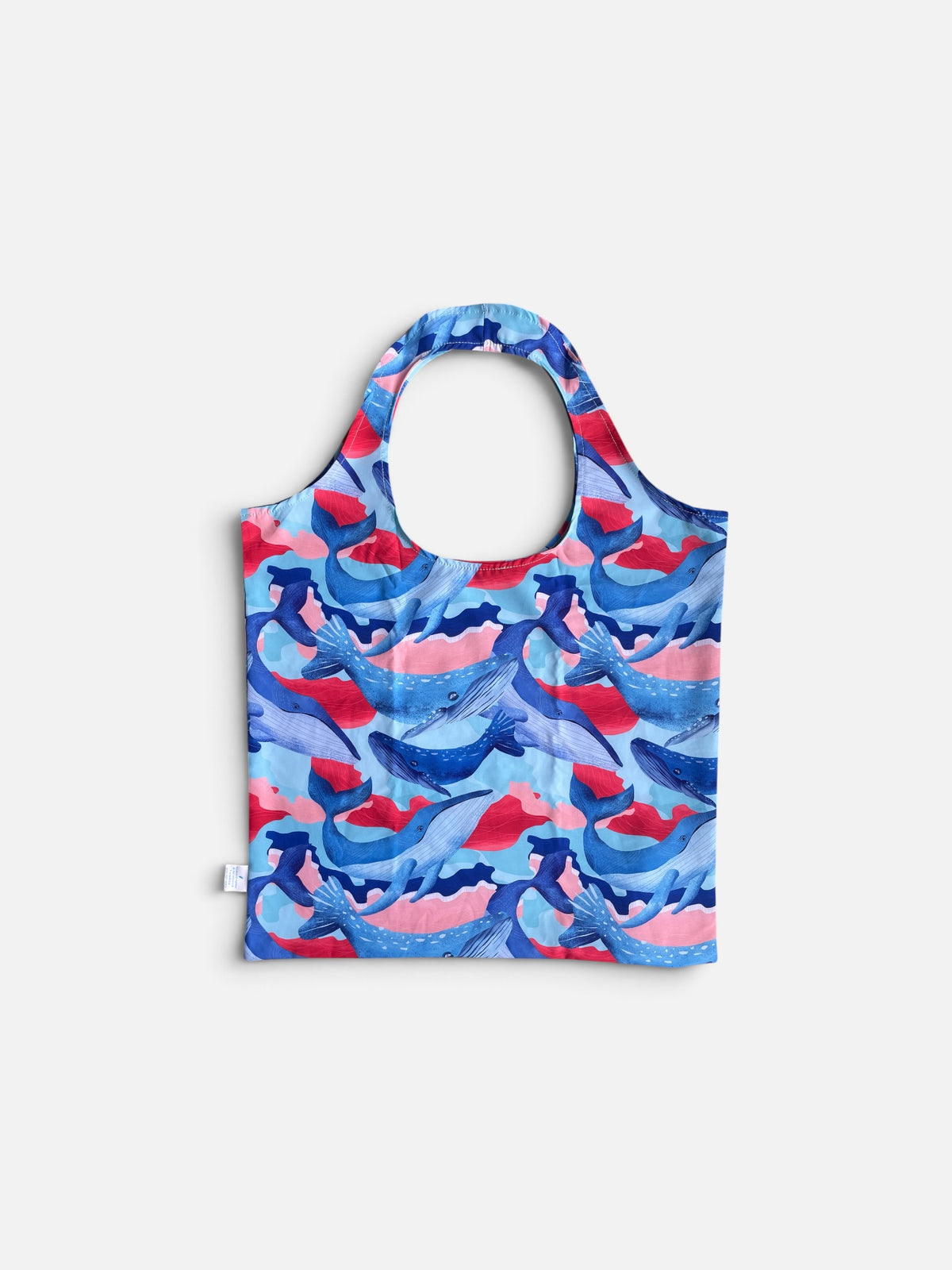 Bolsa plegable souvenir bolsa plegable compacta Colombia, bolsa enrollable tamaño bolsillo, tote bag plegable con botón, bolsa que cabe en la cartera, bolsa reutilizable de bolsillo, bolsa plegable para llevar siempre, comprar bolsa plegable eco Colombia, bolsa compacta reutilizable regalo, diseño con ballenas jorobadas de Colombia, souvenir del Pacífico colombiano,  regalo ballena jorobada Colombia, avistamiento ballenas Pacífico colombiano, souvenir ballenas Colombia. Ailé