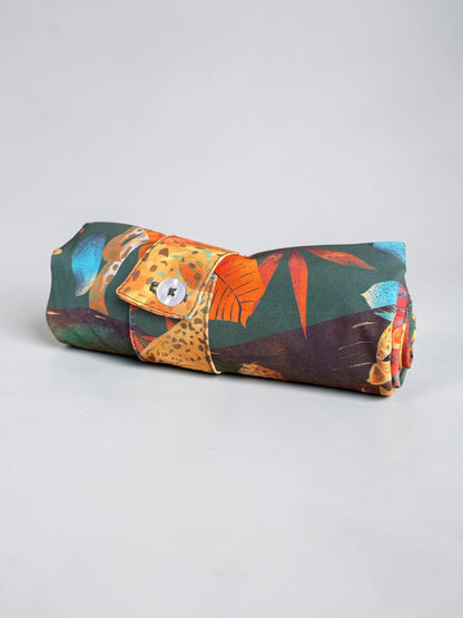 Bolsa plegable mercado - bolsa plegable eco jaguar, tote bag reciclada diseño jaguar, bolsa reutilizable fauna colombiana, bolsa hecha de botellas recicladas, bolsa plegable tamaño bolsillo, ilustrado con jaguares y flores tropicales de Colombia, recuerdo de viaje selva colombiana, tigre, tigre mariposa. Ailé