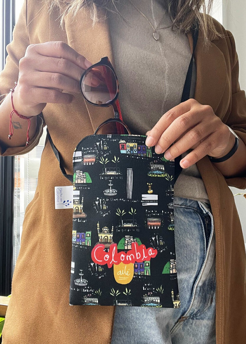 Bolsito ecológico, con diseño de los lugares icónicos de Bogotá — monumentos y barrios nombrados: "Torre Colpatria", "Plaza de Bolívar", "Parque de la 93", "La Candelaria", "Chapinero", "Plaza de Usaquén", "Jardín Botánico", "Monserrate", "Museo del Oro", "Zona T", "Plaza la Santamaria", "plaza de bolivar", detalle empresarial sostenible Colombia, regalo graduación colombiano original, porta celular de tela ilustrado,regalo colombiano para viajeros, regalo ecológico colombiano original.Aile