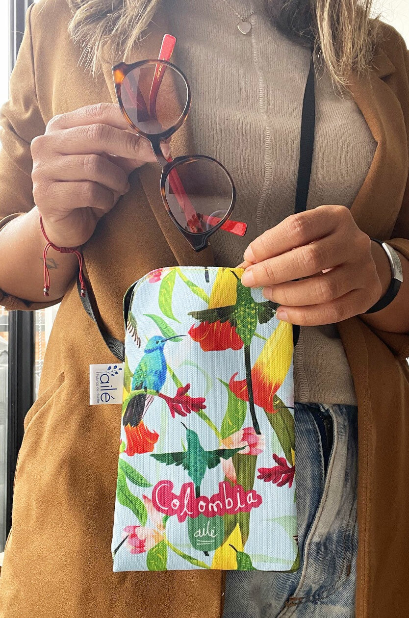 Bolsito ecológico, inspirado en los colibríes colombianos, aves emblemáticas de la biodiversidad, ilustración botánica, Aves de Colombia Ilustradas, colibrí colombiano, colibríes de Colombia ilustrados, porta celular ilustrado, regalo para amantes de Colombia, detalle empresarial sostenible Colombia, regalo graduación colombiano original, porta celular de tela ilustrado,regalo colombiano para viajeros, regalo ecológico colombiano original, souvenir colombiano accesorio, regalo para mujer colombiana.Aile