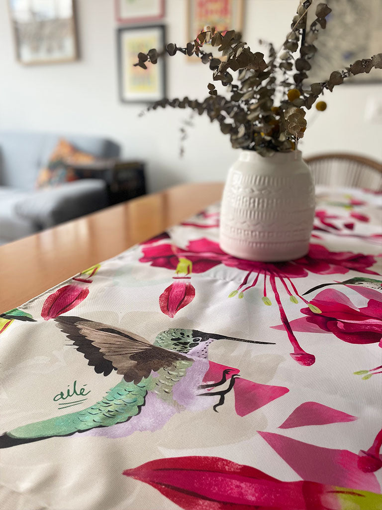 Camino de mesa impermeable con ilustración botánica de colibríes de Colombia y flores — regalo original para amantes de la naturaleza, regalo corporativo colombiano original, camino de mesa decorativo Colombia, detalle empresarial colombiano ilustrado, camino de mesa souvenir colombiano, camino de mesa regalo colombiano, camino de mesa flora colombiana, regalo para extranjeros, Banda de mesa, camino de mesa fauna colombiana. Ailé