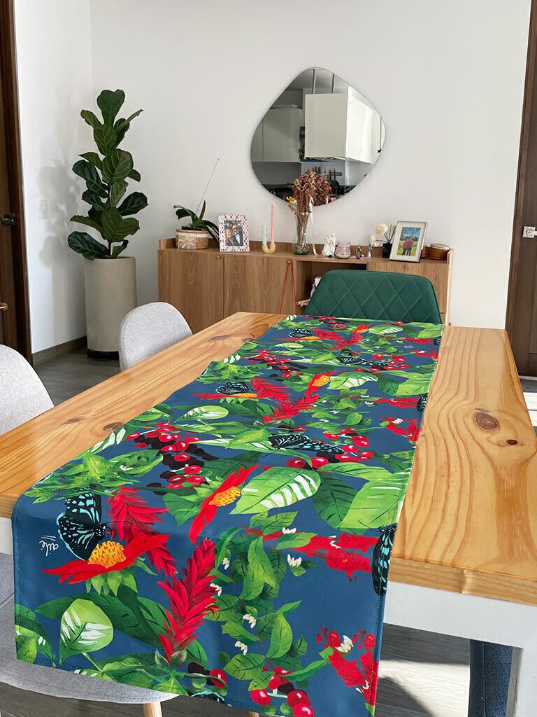Camino de mesa ecológico con diseño de la cultura cafetera de Colombia, caficultores y granos de café, regalo colombiano, recuerdo viaje, cosecha café Colombia, Coffee Region Colombia souvenir, regalo para extranjeros, Banda de mesa, camino de mesa fauna colombiana, regalo cultura colombiano, Colombian table runner illustrated, colombianos en el exterior y turistas, eco table runner Colombia, decoración colombiana para comedor, Colombian design table runner gift, recycled fabric table runner Colombia. Ailé
