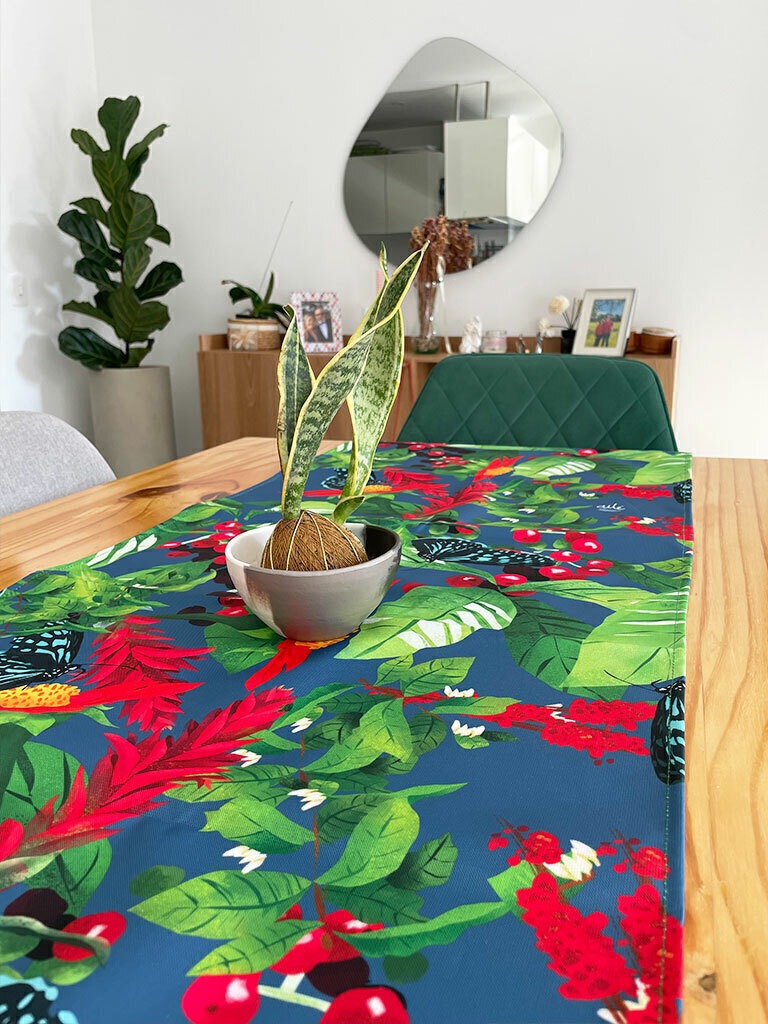 Decoración en mesa de comedor ilustrada con campesinos cafeteros del Eje Cafetero colombiano — inspirado en la cosecha de café y el paisaje cafetero de Colombia,  souvenir café Colombia, camino de mesa decorativo Colombia, detalle empresarial colombiano ilustrado, camino de mesa souvenir colombiano, camino de mesa regalo colombiano, camino de mesa flora colombiana, hecho en Colombia, camino de mesa con diseño de fauna colombiana. Ailé