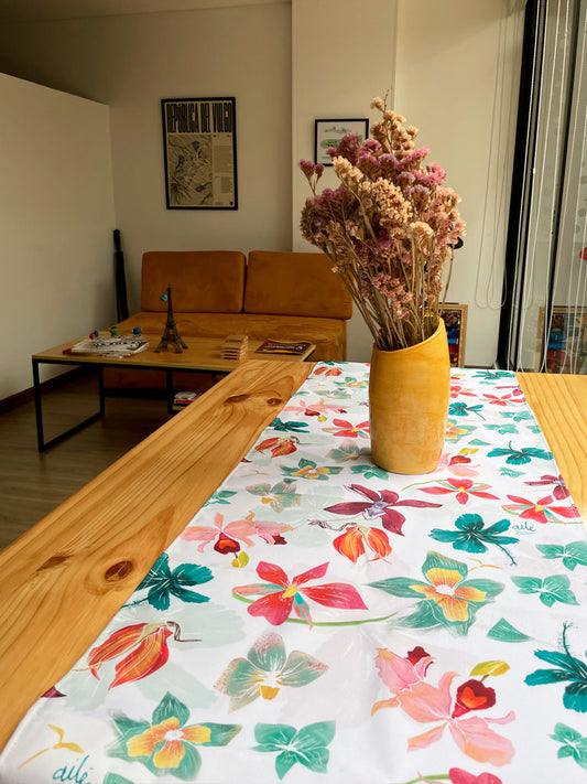 Camino sobre mesa de madera  con orquídeas colombianas  — Flores  — flor de mayo - flora y fauna con diseño de Colombia camino de mesa colombiano ilustrado, regalo típico colombiano,corredor de mesa, camino de mesa ecológico Colombia, camino de mesa tela reciclada Colombia,souvenir colombiano, recuerdo de viaje original, camino de mesa impermeable colombiano,idea de recuerdos de colombia para extranjeros,centro de mesa de tela,camino de mesa con diseño colombiano original,regalo corporativo colombiano. Ailé