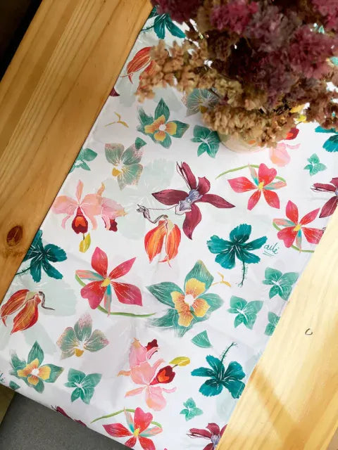 Camino de mesa impermeable con diseño de orquídeas de Colombia - Flor emblemática en tonos rosas y verdes camino de mesa regalo colombiano, camino de mesa flora colombiana, regalo para extranjeros, Banda de mesa, camino de mesa fauna colombiana, regalo cultura colombiano, Colombian table runner illustrated, colombianos en el exterior y turistas, eco table runner Colombia, decoración colombiana para comedor, Colombian design table runner gift, recycled fabric table runner Colombia, hecho en Colombia. Ailé