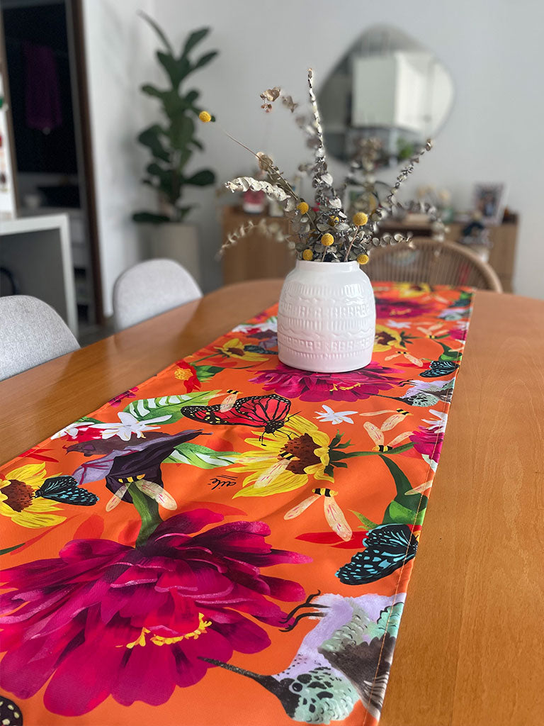 Decoración en mesa de comedor ilustrado con polinizadores colombianos — colibríes, mariposas, abejas entre flores tropicales, murciélago, girasoles de Colombia ilustrados camino de mesa decorativo Colombia, detalle empresarial colombiano ilustrado, camino de mesa souvenir colombiano, camino de mesa regalo colombiano, camino de mesa flora colombiana, regalo para extranjeros, Banda de mesa, camino de mesa fauna colombiana, regalo cultura colombiano, Colombian table runner illustrated. Ailé