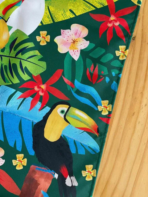 Camino de mesa ecológico fondo verde oscuro con tucanes colombianos entre flores tropicales rojas, rosas y amarillas, hojas de selva en verde y azul. "Colombia" Colombian toucan gift, tropical Colombia souvenir , colombianos en el exterior y turistas, eco table runner Colombia, decoración colombiana para comedor, Colombian design table runner gift, recycled fabric table runner Colombia, hecho en Colombia, camino de mesa con diseño de fauna colombiana. Ailé