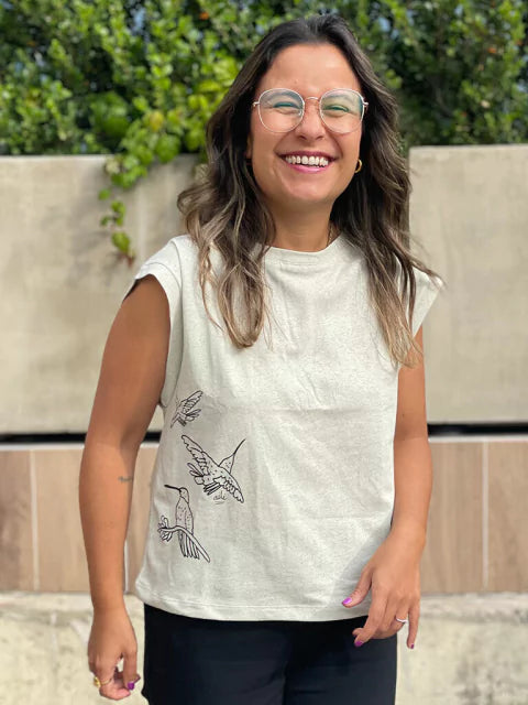 Camiseta ilustrada colibrí Ailé, diseño de aves colombianas en algodón, regalo colibrí Colombia, camiseta souvenir aves colombianas, regalo naturaleza colombiana mujer, ropa colombiana para amantes de aves, regalo original biodiversidad Colombia, camiseta colibrí colombiano, moda con colibríes Colombia, camiseta Matu Colibrí Ailé, ilustración colibrí ropa, aves emblemáticas de la biodiversidad, ilustración botánica, Aves de Colombia Ilustradas, colibrí colombiano, colibríes de Colombia ilustrados. Ailé