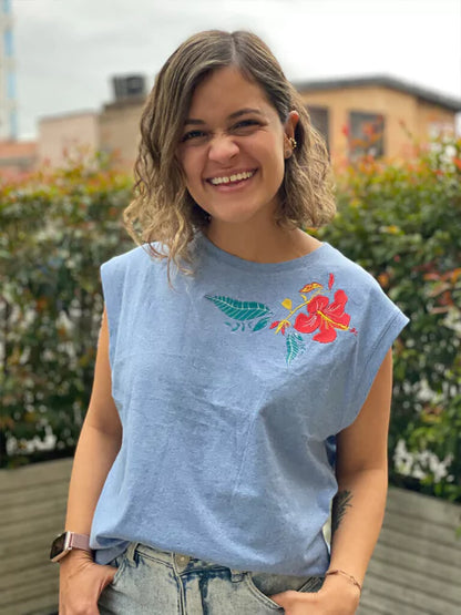 Camiseta Ailé Matu Flor, arte floral inspirado en la naturaleza tropical, regalo floral colombiano mujer, camiseta souvenir flor tropical, regalo original naturaleza Colombia, ropa colombiana flores para regalar, flora colombiana ilustrada, diseño botánico colombiano, flores tropicales Colombia, regalo flores tropicales Colombia, souvenir flora colombiana, Colombian tropical flowers coaster set, Colombia flora gift. Ailé