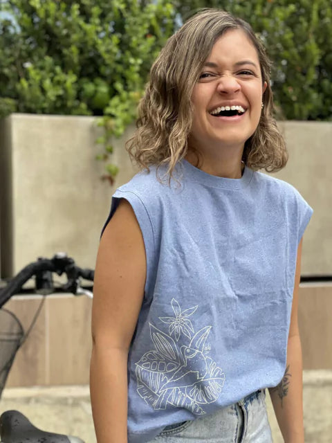 Camiseta ilustrada tucán Ailé, diseño de aves colombianas en algodón, regalo tucán Colombia, camiseta souvenir aves tropicales, regalo naturaleza colombiana mujer, ropa colombiana amantes de tucanes, regalo original biodiversidad Colombia, camiseta tucán colombiano, moda con tucanes Colombia, camiseta Matu Tucán Ailé,tucán colombiano, fauna tropical Colombia, aves de Colombia ilustradas. Ailé