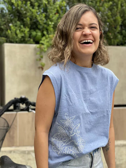 Camiseta ilustrada tucán Ailé, diseño de aves colombianas en algodón, regalo tucán Colombia, camiseta souvenir aves tropicales, regalo naturaleza colombiana mujer, ropa colombiana amantes de tucanes, regalo original biodiversidad Colombia, camiseta tucán colombiano, moda con tucanes Colombia, camiseta Matu Tucán Ailé,tucán colombiano, fauna tropical Colombia, aves de Colombia ilustradas. Ailé