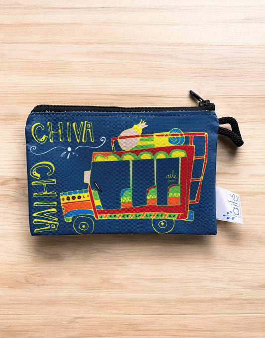 Carterita Colombia, con chivas colombianas entre montañas — souvenir cultural de Colombia transporte típico, ícono del transporte y cultura popular de Colombia, neceser pequeño ecológico Colombia, Colombian textile design pouch, regalo cosmetiquera colombiana, neceser con ilustración colombiana, regalo Día de la Madre, artisan Colombia striped clutch gift, set cosmetiqueras colombianas, Colombian traditional design pouch.Ailé