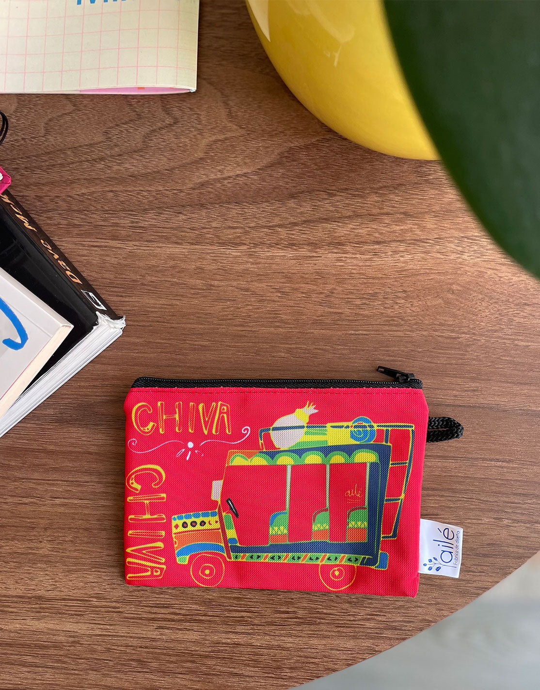 Bolsito Colombia, con chivas colombianas ilustradas — bus escalera colombiano, colinas verdes y paisaje andino colorido, recuerdo de viaje con cultura popular de Colombia, regalo chiva Colombia, traditional Colombia textile bag, carterita colombiana artesanal, carterita textil colombiana, regalo corporativo colombiano original, detalle original Amor y Amistad Colombia, bolso pequeño artesanal Colombia.Ailé