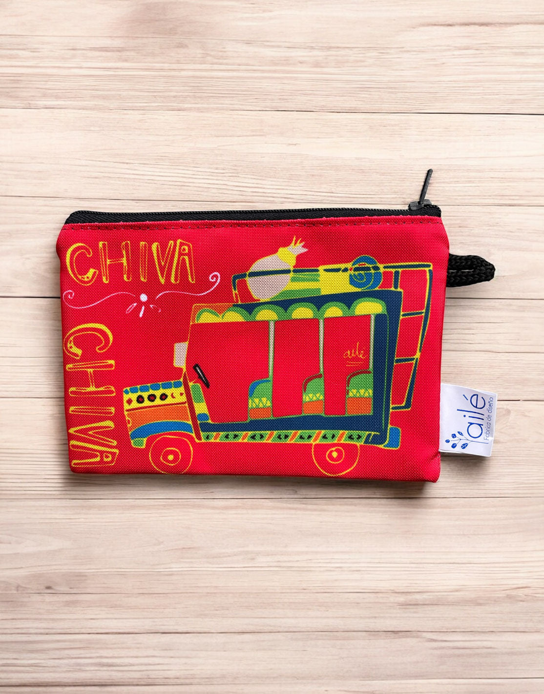 Carterita Colombia, con chivas colombianas entre montañas — souvenir cultural de Colombia transporte típico, ícono del transporte y cultura popular de Colombia, neceser pequeño ecológico Colombia, Colombian textile design pouch, regalo cosmetiquera colombiana, neceser con ilustración colombiana, regalo Día de la Madre, artisan Colombia striped clutch gift, set cosmetiqueras colombianas, Colombian traditional design pouch, Colombian craft inspired pouch gift.Ailé