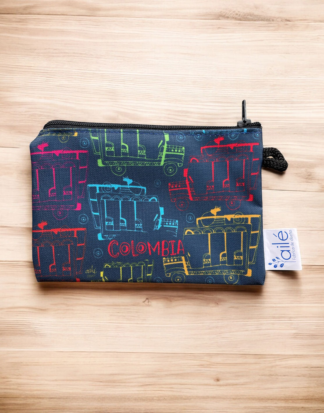Carterita Colombia, con chivas colombianas entre montañas — souvenir cultural de Colombia transporte típico, ícono del transporte y cultura popular de Colombia, neceser pequeño ecológico Colombia, Colombian textile design pouch, regalo cosmetiquera colombiana, neceser con ilustración colombiana, regalo Día de la Madre, artisan Colombia striped clutch gift, set cosmetiqueras colombianas, Colombian traditional design pouch.Ailé